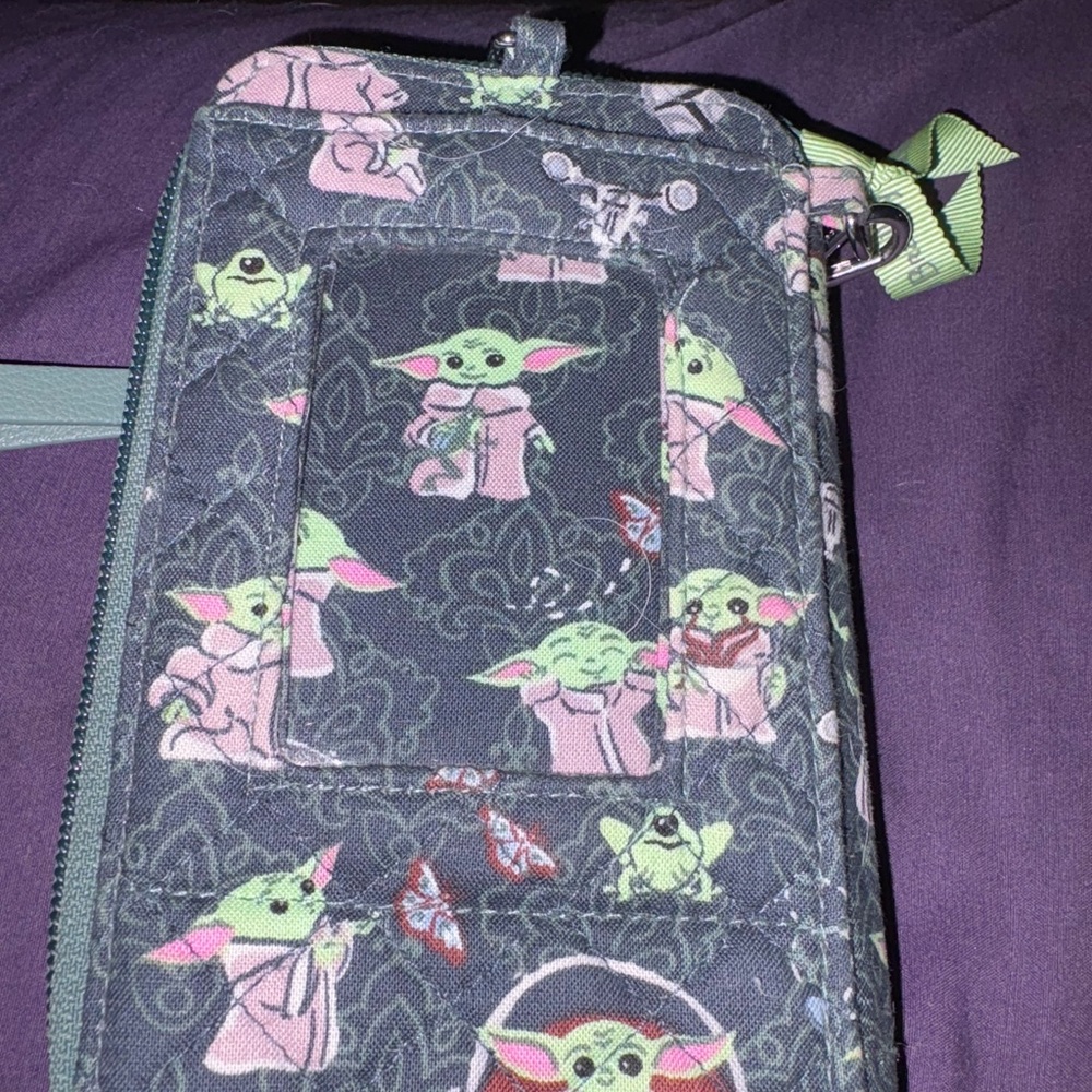 Vera Bradley baby Yoda Grogu phone wallet. - Picture 4 of 6